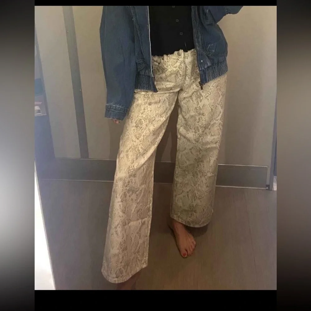 Wild Fable cream Snakeskin Low-Rise Baggy Jeans Rigid Denim 31” Inseam NWT
